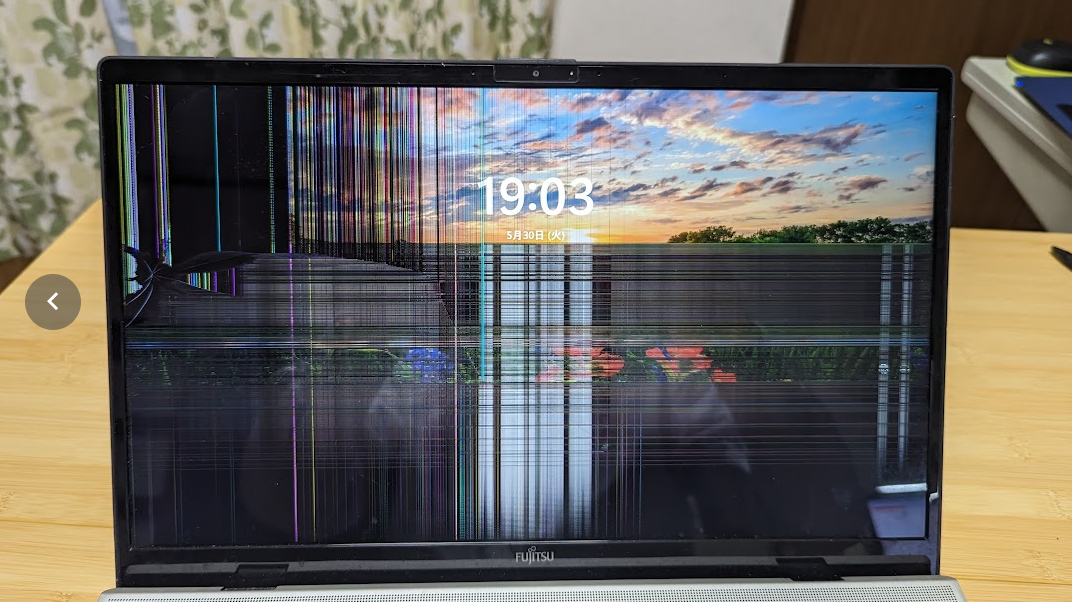 富士通のノートパソコンの液晶パネルが割れたので修理してほしい